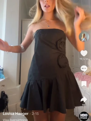 Svart axelbandslös klänning från Zara - Säljer denna trendiga klänning från zara som är slutsåld💕prislappen kvar och inga defekter💝