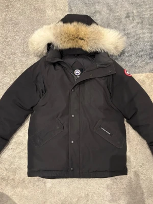 Canada goose jacka - Väldigt bra skick, nästan som ny. Storlek L/G men sitter som S, passar mig på 180.