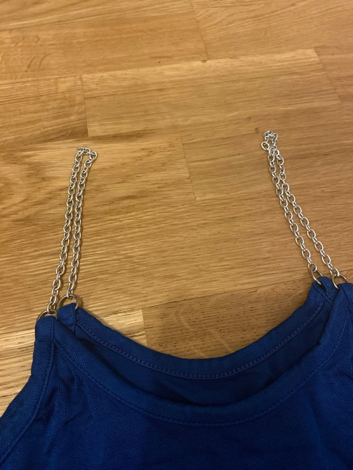 Blå kortklänning med kedjeaxelband - 2