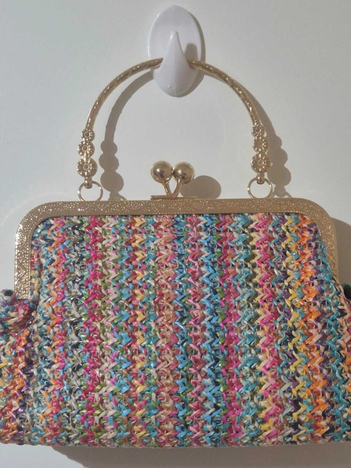 Färgglad handväska med gulddetaljer