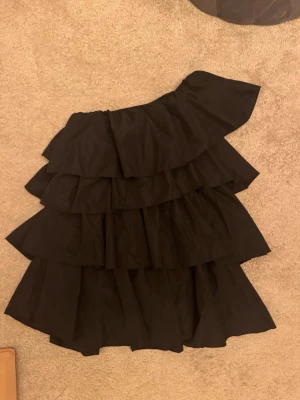 Svart volangklänning one shoulder - Perfekt till nyår 😍😍 