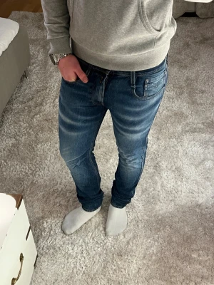 Replay anbass jeans - Replay Jeans | skick 9/10 | Storlek 31/34 | Pris - 499kr | Modellen är ca 179cm lång | Hör av dig vid minsta fråga eller fundering!!