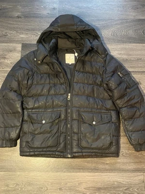 Moncler svart jacka – varm & stilren - Svart Moncler jacka i klassisk modell. Använd men fortfarande fint helhetsintryck. Jackan har några små hål på vissa ställen, inget som syns tydligt när den bärs (se bilder). Väldigt varm och perfekt för höst/vinter. Säljs billigare med tanke på skicket. 📦 Snabb frakt – pris kan diskuteras vid snabb affär. 