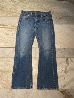 Levis 527 bootcut  - Sjukt sköna Levis 527 som är en bootcut modell! Riktigt populära just nu och passar till allt! St 32/30! Mvh Henry