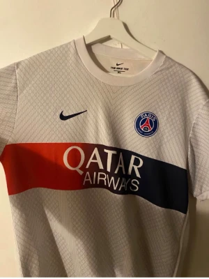 PSG x Nike vit fotbollströja XL - Säljer en vit Paris Saint-Germain fotbollströja passar också folk som är L!! 