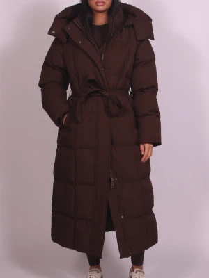 Lång brun pufferjacka med huva - Säljer en lång och varm pufferjacka i mörkbrunt med stor huva och bälte i midjan. dragkedja och knappar framtill. Perfekt för kalla dagar och har en riktigt chill oversized vibe. Oanvänd då jag råkade beställa 2. Storlek xs men passar nog alla från xs till medium. Köpt för 1000kr