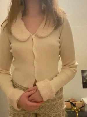 Fluffig, vinter topp - Gosig och ovanligt varm tröja, som håller hela vintern! Perfekt till julen/vintern. Använde den mycket förra året, dock inga slitningar. Säljer för att den inte är min stil längre. Skriv vid frågor!