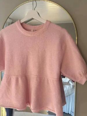 Ljusrosa stickad topp från Nelly - Säljer en ljusrosa stickad topp från Nelly💗💗