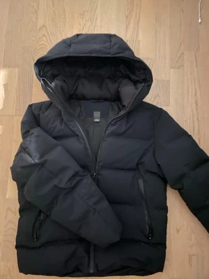 MNG Jacka - En skön puffer MNG jacka. Andvänt fåtal gånger förra året men även detta topp kvalitet! Jackan satt lite stor på mig så därför säljer jag den. När man först tar på sig den är det som ett element eftersom puffern är så tjock, Perfekt till vintern! Kontakta vid intresse! ORG Pris: 1600 kr. 
