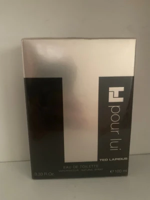 Ted Lapidus Pour Lui 100ml - Stilren eau de toilette med modern design, perfekt för dig som vill sticka ut. Volym: 100 ml. En klassiker från Ted Lapidus som ger en exklusiv känsla.