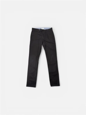 Svarta chinos från John Henric - Svarta chinos från John Henric med klassisk rak passform och knappstängning i midjan. Byxorna har bälteshällor och bakfickor med knapp. Tillverkade i mjuk bomull som ger en skön känsla och stilren look.