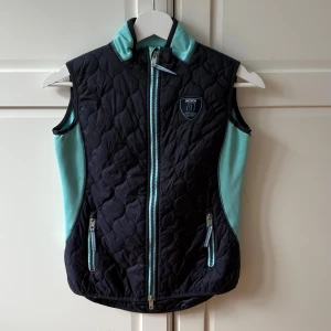 Ridväst från Jackson  - Stallväst från Jacson i svart och turkos. Super snygg💞