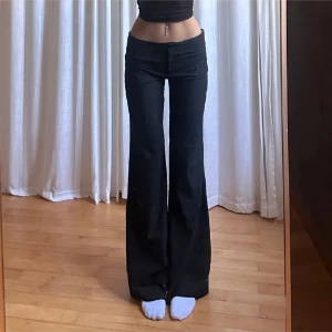 Lågmidjade kostymbyxor  - Vintage från Topshop, obs uppsprättade längst ner⭐️midja 38 innerben 80 jae 165