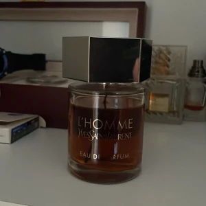YSL L'Homme EDP - Yves Saint Laurent L'Homme Eau de Parfum. Perfekt för dig som söker en parfym som funkar till alla tillfällen och som har bra longevity och projection