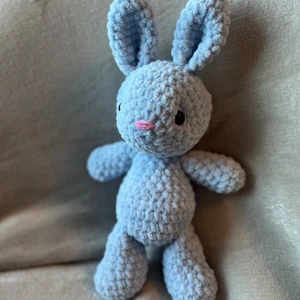 Söt virkad kanin  - Virkad kanin till salu som passar perfekt som ett gosedjur. Den är ca 29 cm hög. Kaninen har Säkerhetsögon som inte rekommenderas för barn under 3 år!