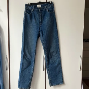 Abrand 94 High Straight jeans blå - Säljer ett par blå jeans från Abrand Jeans, modell 94 High Straight. De har hög midja, raka ben och ett stretchigt jeanstyg
