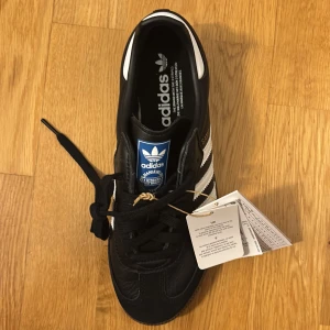 Adidas Samba svarta sneakers -  Aldrig använda,  prislapp kvar, säljer för de blev fel storlek 39 1/3 
