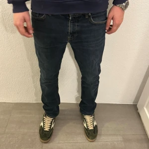 Hugo boss jeans - Snygga jeans från Hugo boss . Bra skick utan hål , fläckar eller annat. Storlek 33/32 . Personen på bilden är 180cm.                                                      Mitt pris 450kr nypris 1100kr