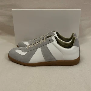 Maison margiela gats  - Tja, säljer dessa feta Maison margiela skorna i mycket bra skick|| skick 9/10 Inga D-effekter|| Storlek 43|| Nypris: ~7000 mitt pris 3199|| Proset är diskuterbart|| Om ni har några frågor eller funderingar är det bara att fråga|| Trendwear1