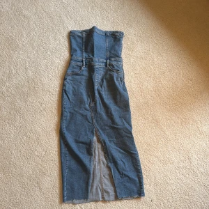 Jeans klänning  - Använd 1 gång  Jeans klänning utan ärmar  Super fin storlek 36  Jag har normalt 36-38