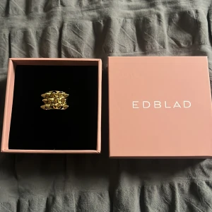 Edblad guld ring nitar - Super snygg guld ring från Edblad med nitar inget tecken på användning bra skick 