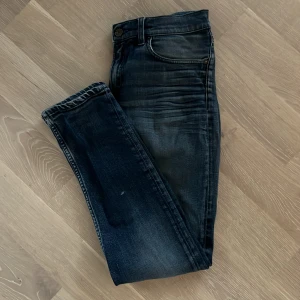 Acne Studios marinblå jeans - Vi säljer nu dessa marinblåa jeans från Acne Studios med slim passform med sköna fades! Perfekta för dig som gillar en smal siluett och stilren design. Storlek 32/32, modell ace Oreo. Skick 7/10. Pris kan diskuteras vid snabb affär och vid fler frågor är det bara att skriva!