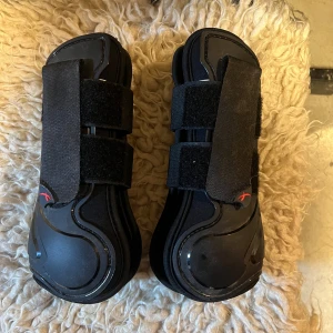 Svarta benskydd för ridning - Säljer ett par svarta benskydd Stl Cob. Nypris 699kr