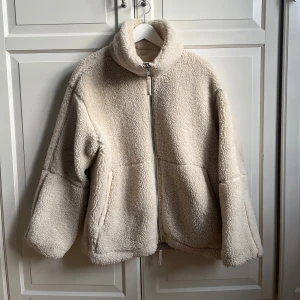 Beige teddyjacka hm - Säljer min populära teddy jacka från hm. Storlek S och i väldigt fint skick, kan ha någon mindre defekt men inget vad jag vet.🥰