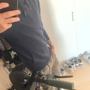 Mörkblå Cashmere hoodie - Säljer en tvär fet mörkblå Cashmere hoodie. Storlek S. Tvär fet och perfekt inför hösten. Vid fler frågor och funderingar är det bara att höra av sig 