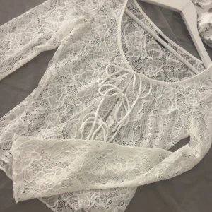 Vit spetsblus med snörning - Vit spets blus med knyt från ginatricot storlek S