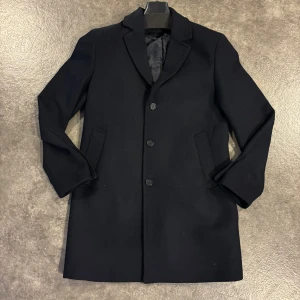 Mörkblå kappa - Mörkblå kappa från Mango, helt ny, storlek S, slutar ungefär vid knänen