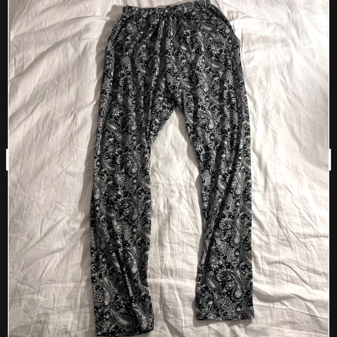 Svarta paisleymönstrade byxor från Soul River