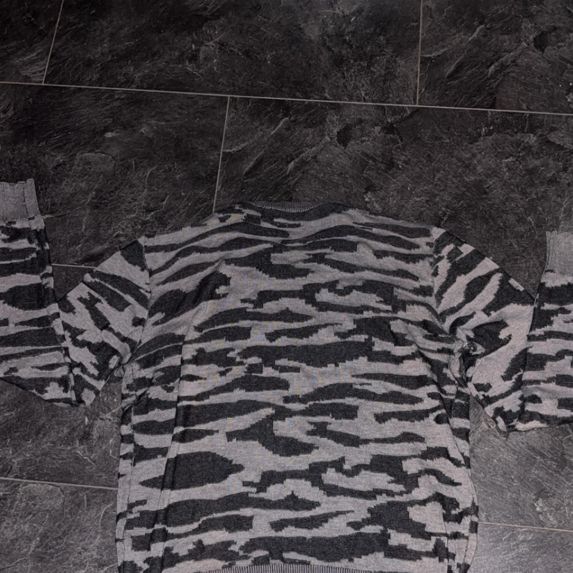 Grå/svart camo sweatshirt - 1