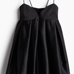 Hm puffkläning - En slutsåld puffklänning från Hm. Storlek S och prislappen kvar!