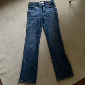 Straight jeans Zara - Straight jeans från Zara sååå sjukt fina men kommer tyvärr inte till användning❤️❤️ Storlek 34❤️❤️