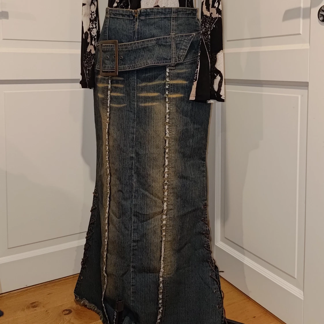 Y2k maxi jeanskjol med bälte 