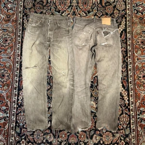 Vintage Levis 501 - Riktigt coola vintage brun/beiga Levis 501s Dessa har blivit trendiga senaste och perfekt om man vill ha en unik look! Mått: Midja: 36,5cm Längd: 100cm Benöppning: 18cm
