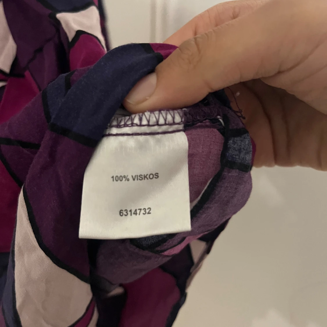 Färgstark blus från Jyothi med grafiskt mönster - 3