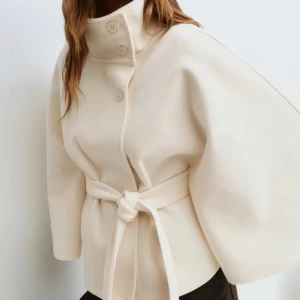  Poncho från gina tricot - Säljer en Begi poncho från Gina tricot, storlek M/L, passar även S/M men det varierar även hur du vill att den ska sitta som löst eller tajt. Kvitto ingår. Söker snabb affär då den bara sitter hängd i garderoben. Tveka inte för att höra av er om frågor etc, observera även att köp inte varan via knappen nedan utan att ha meddelat❤️