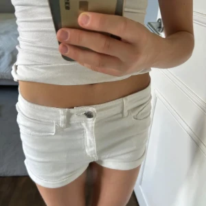 vita jeansshorts  - så fina och perfekt nu när de är sommar de är knappt använda 👙🐚🏝️storlek 32 men passar mig med s midjemåttet är 38cm rakt över 