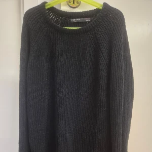 Svart stickad tröja från Piazza Italia S - Säljer en svart stickad tröja från Piazza Italia. Tröjan har en klassisk rund halsringning och är långärmad. Perfekt för dig som gillar en enkel och stilren look med lite loose fit. Passar till både jeans och chinos. Säljer åt killen.