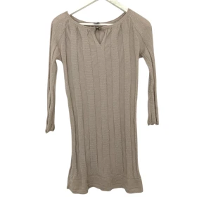 Beige stickad klänning från Missoni - Superfin beige stickad klänning från Missoni med trekvartsärm och diskret v-ringning..Material-lapp saknas och det finns tre lagingar på ens armen samt en på framsidan, i övrigt bra skick.