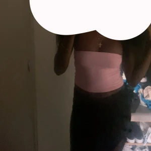 Svart kortkjol med slits - Säljer en rosa enkel tubtopp som man kan styla med väldigt mycket, och så är den väldigt bekväm och säker men har inte kommit till användning på sistonde 