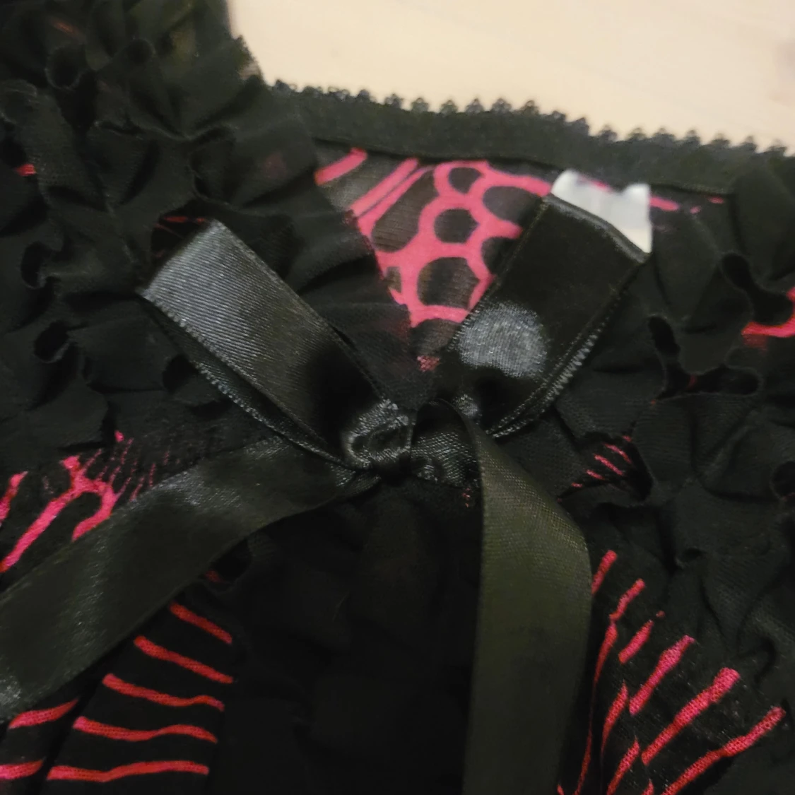 Svart och röd blommig linnetopp med rosett - 2