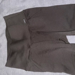 Gröna ribbade träningstights-shorts Aim'n - Säljer ett par gröna ribbade träningstights-shorts från Aim'n i storlek XS. De är högmidjade och har en tight passform som sitter snyggt på kroppen. Materialet är stretchigt och består av 92% polyamid och 8% elastan, perfekt för träning eller chill.