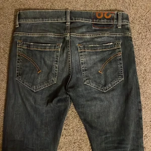 Dondup George - Säljer ett par dondup George i mycket bra skick 9/10 i storleken w29 pris kan diskuteras meddela mig vid frågor eller funderingar.