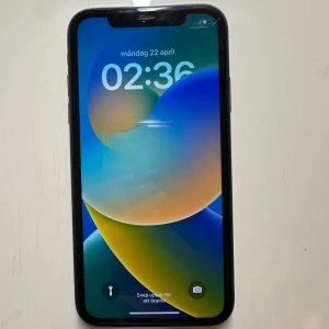 iPhone 11 - Snygg svart iPhone 11 med dubbla kameror. Skärmen är i gott skick, har synliga repor och normalt slitage men inga sprickor. Telefonen fungerar utmärkt och är perfekt för dig som vill ha en pålitlig smartphone till ett bra pris. Batterihälsan 81%, 64GB