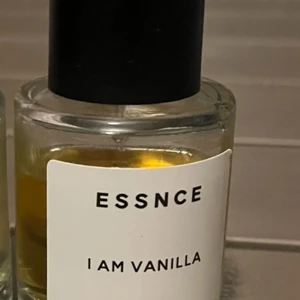 Essnce I Am Vanilla parfym - Modern parfym från Essnce med namnet I Am Vanilla. Perfekt för dig som gillar stilrena dofter och vill sticka ut. Minimalistisk design som passar in i alla badrumshyllor.