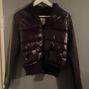 Brun pufferjacka med stickade ärmar - ”Rib puffer jacket”, helt oanvänd med prislapp kvar!!