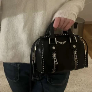 Svart handväska från Zadig & Voltaire - Fint skick, inga defekter, bandet kommer med. Inte använt på typ 2 år, minsta storleken. Skriv för mer information!! Tryck helst inte på köp nu☺️köpt för nypris!!